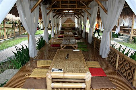 desain interior dan eksterior rumah makan dari bambu
