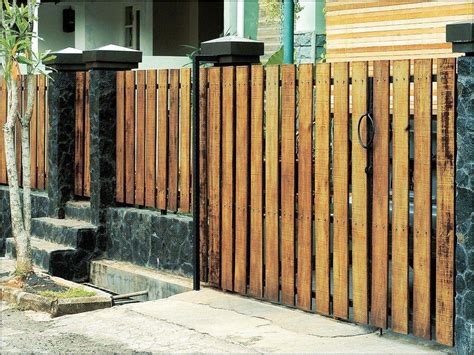 desain tembok pagar kombinasi kayu dan besi