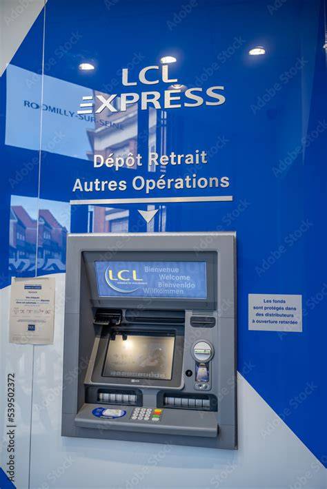 Distributeur billets LCL à Mâcon