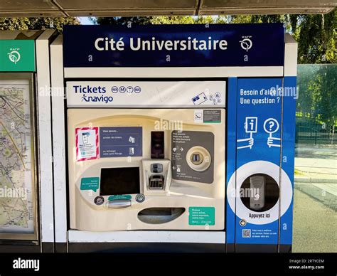 Distributeur de billets à Paris