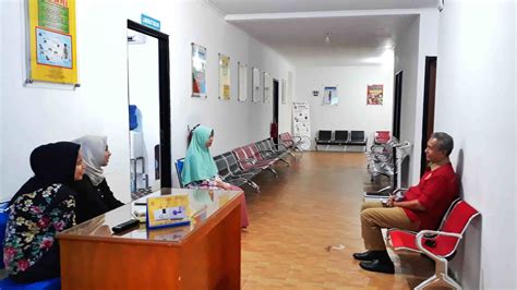 Dokter Gigi Ciawi Bogor di ruang tunggu