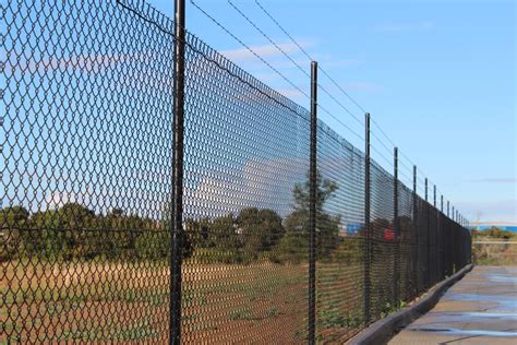 Fence Mart-Manufacturer of chainlink fence, barbed wire fence, Pvc coated Gi wires, Concertina razor wire in chennai