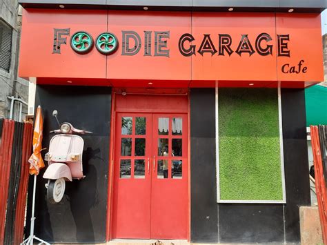 Foodie garage cafe