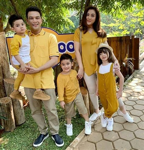 Foto Keluarga Matching Outfit