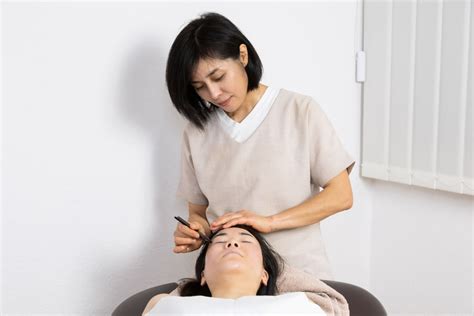 Heilpraktikerin Hui Zhang - TCM Praxis Berlin, Schmerztherapie, Akupunktur, Chiropraktik, Atlaskorrektur, Schröpfen, TuiNa