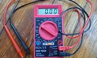 How Do You Use a Voltage Tester
