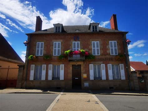 Mairie à Neuilly-le-Réal