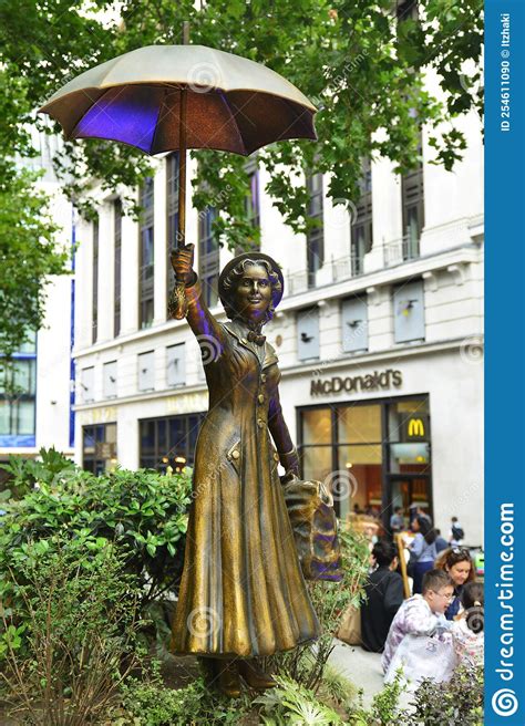 Mary Poppins Statue