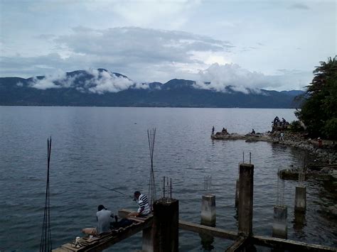 Memancing di Danau