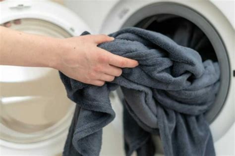 Mencuci baju dan selimut secara teratur