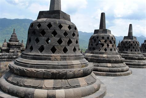 Mengenalkan Tempat-Tempat Bersejarah di Indonesia