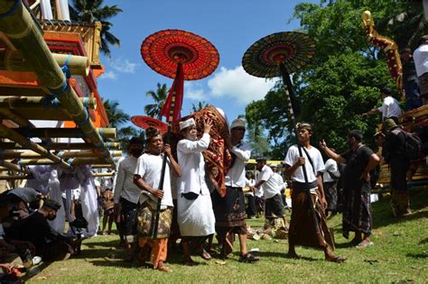 Menjaga Tradisi dan Budaya Lokal