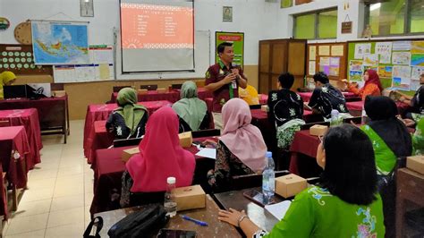 Menulis Cerkak