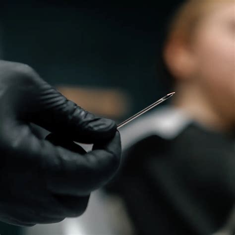 Needle piercing à Le Luc