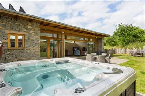 Orchard House-Luxury house with hot tub sleeps 12