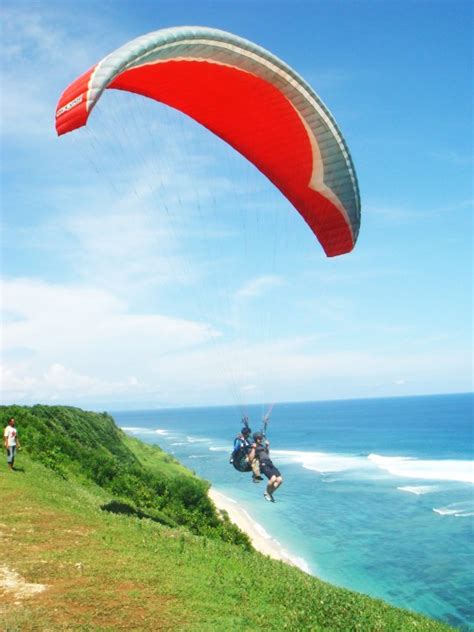 Paragliding di Pantai Indonesia