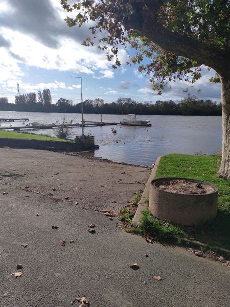 Parking de la rampe de mise à l'eau à Salles-Curan