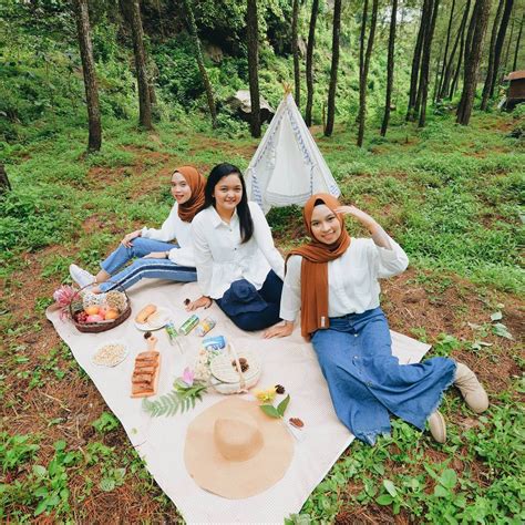 Piknik di Pantai Indonesia