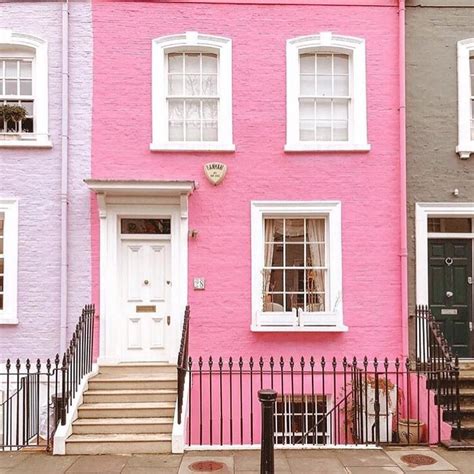 desain warna pink pada eksterior rumah