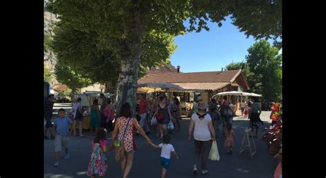 Place du Communal à Cabrerets