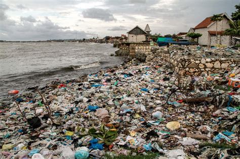 Plastik di pantai Indonesia