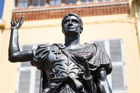 Poteries Statues à Fréjus