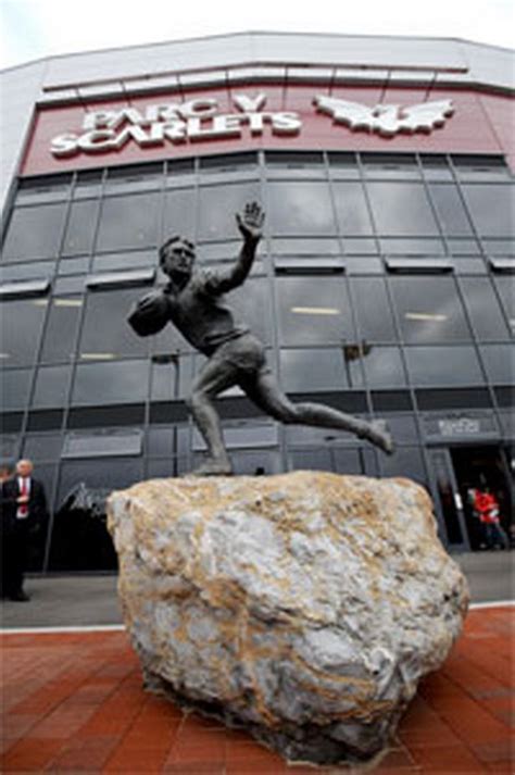 Ray Gravell Statue
