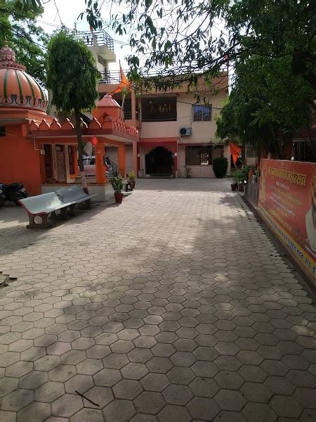 Sharee sada Shiv Gurjar palace
