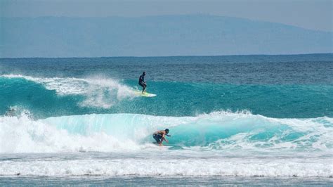 Surfing di Pantai Maluku