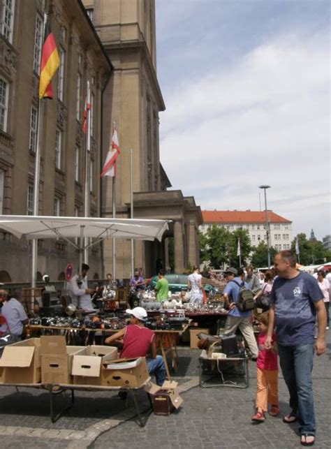 Trödelmarkt am Rathaus Schöneberg