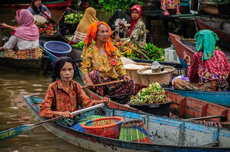Wear comfortable clothes to Farmhouse ke Floating Market Indonesia