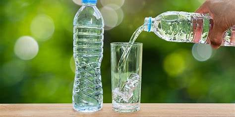 Air dalam gelas dan botol