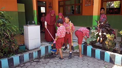 Bersih-bersih Sekolah