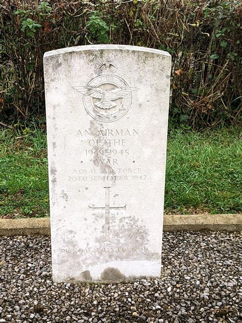 commonwealth war graves ww2 (novion porcien) à Novion-Porcien