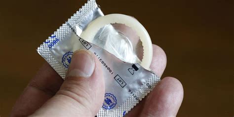 Gunakan Alat Pengaman Seperti Kondom