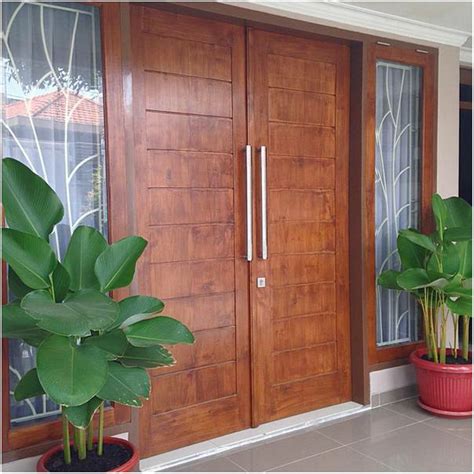 desain pintu rumah 2 pintu kaca dengan aksen kayu