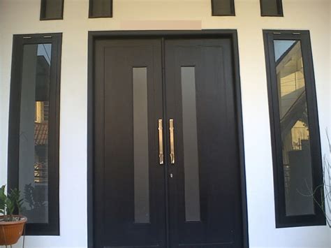 desain pintu rumah 2 pintu klasik dengan bahan besi