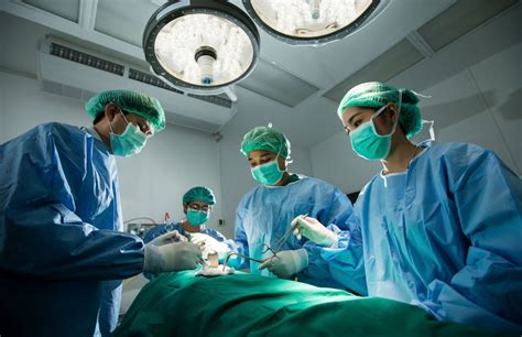 Dokter urologi dalam operasi pembedahan