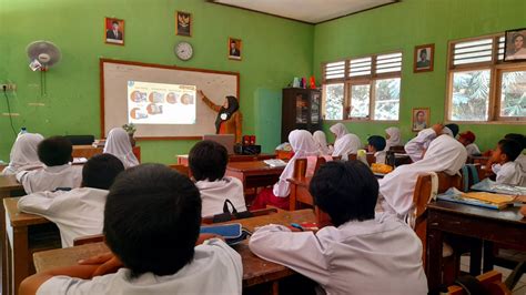 Guru mengajar