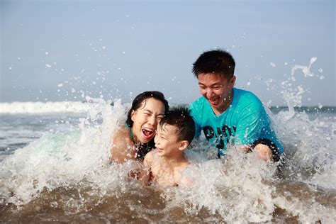 Keluarga Berenang di Pantai