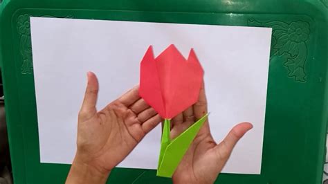 melipat kertas kado berbentuk bunga