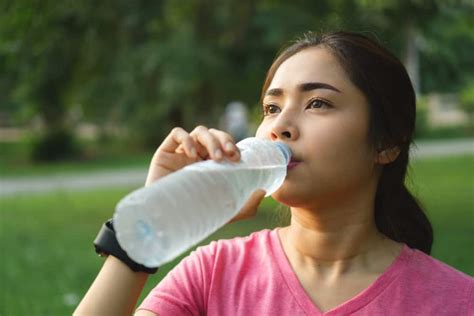 minum air putih cukup banyak mulai pagi hari saat cuaca panas