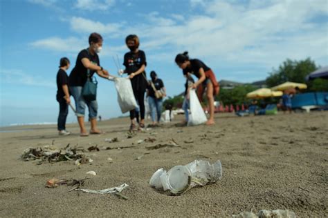 Pembersihan Sampah di Pantai Indrayanti