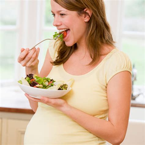 Pregnant Women Eating Healthy Foods