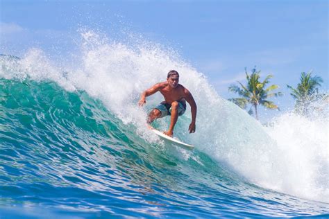 Surfing di pantai Lesung