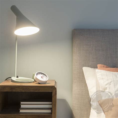 tips for choosing bedside reading lamps