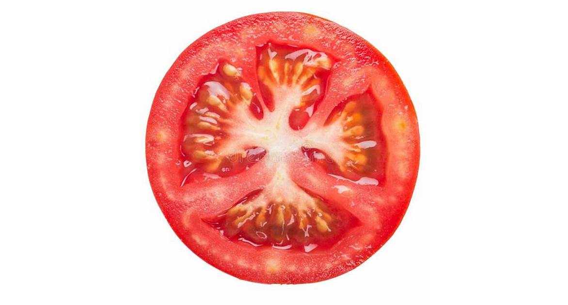 Irisan tomat di atas latar putih